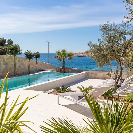 Golden Beach Luxury Villa