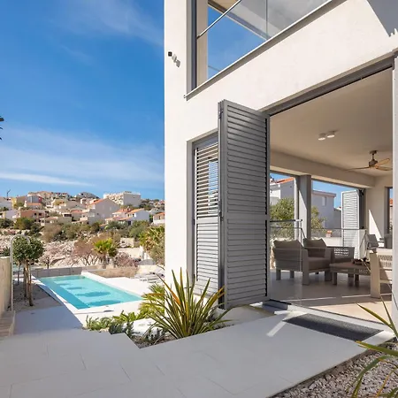 Golden Beach Luxury Villa
