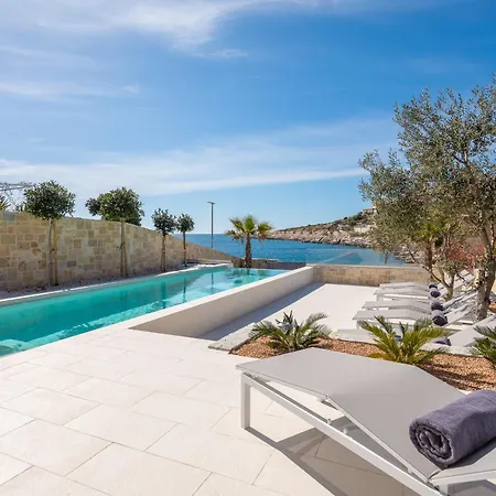 Golden Beach Luxury Villa