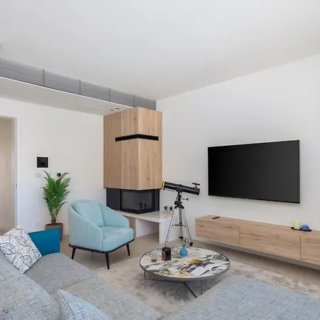 Golden Luxury Villa *