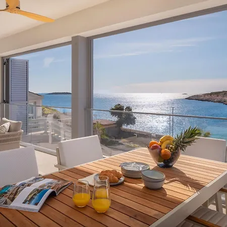 Golden Luxury Villa *