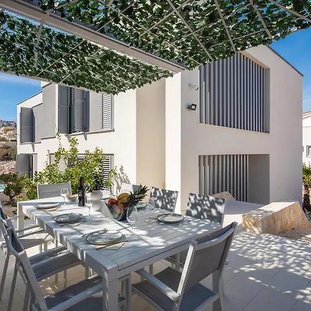 Golden Luxury Villa *